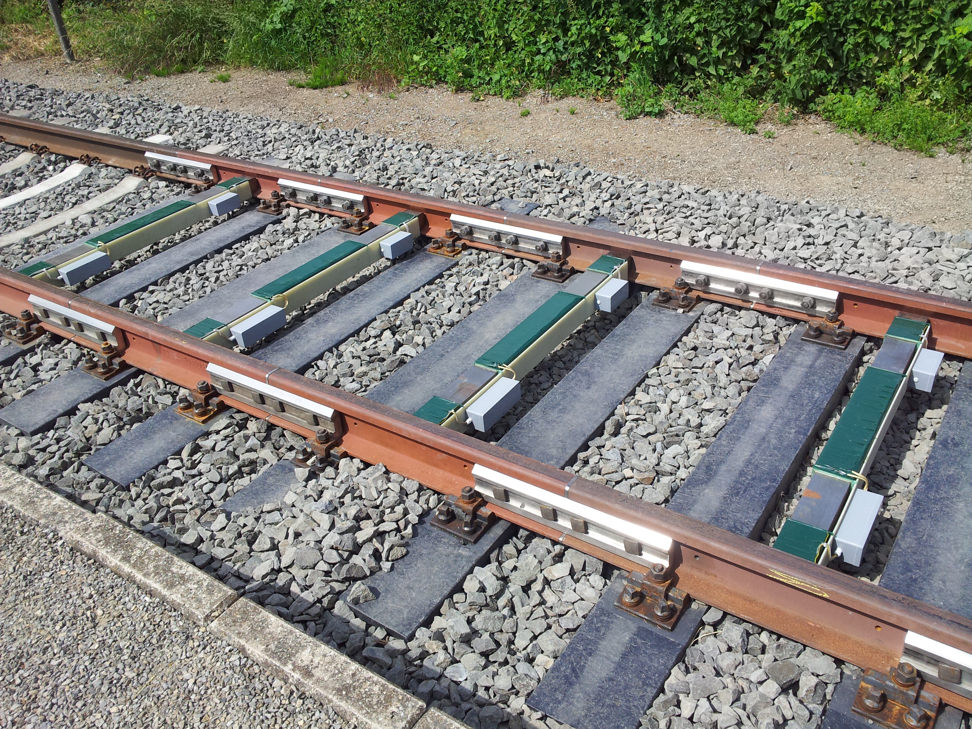 Messspulen zur magnetischen Prüfung von Eisenbahnrädern. Hier ein Bild von einer Teststrecke.